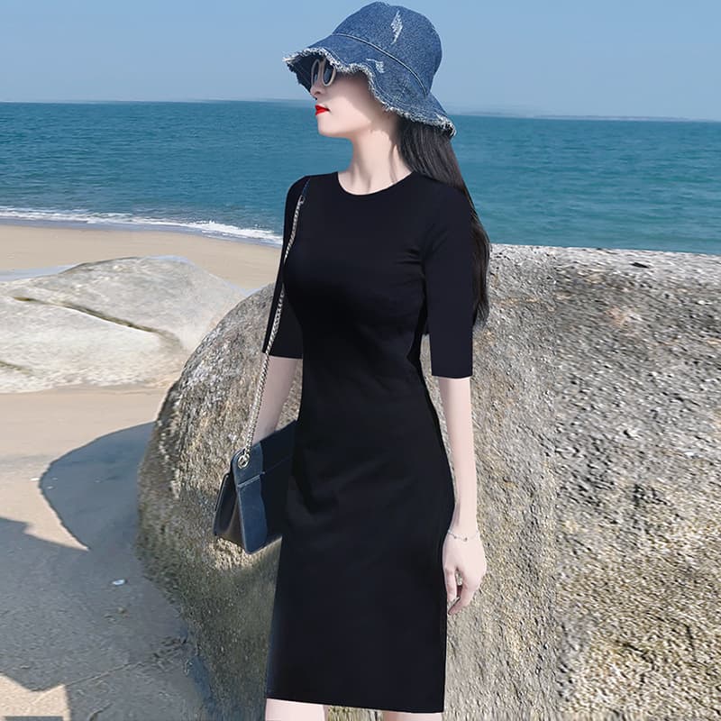 ネイビーコーデ 夏の優美シンプルワンピース