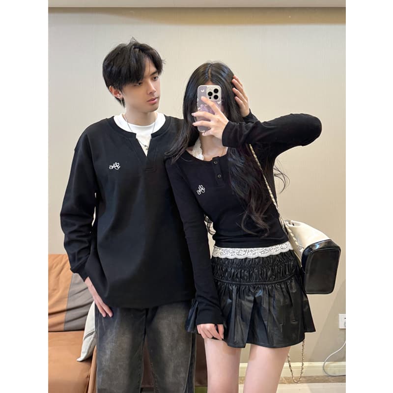 ネイビーコーデ シンプル刺繍入り長袖カットソー