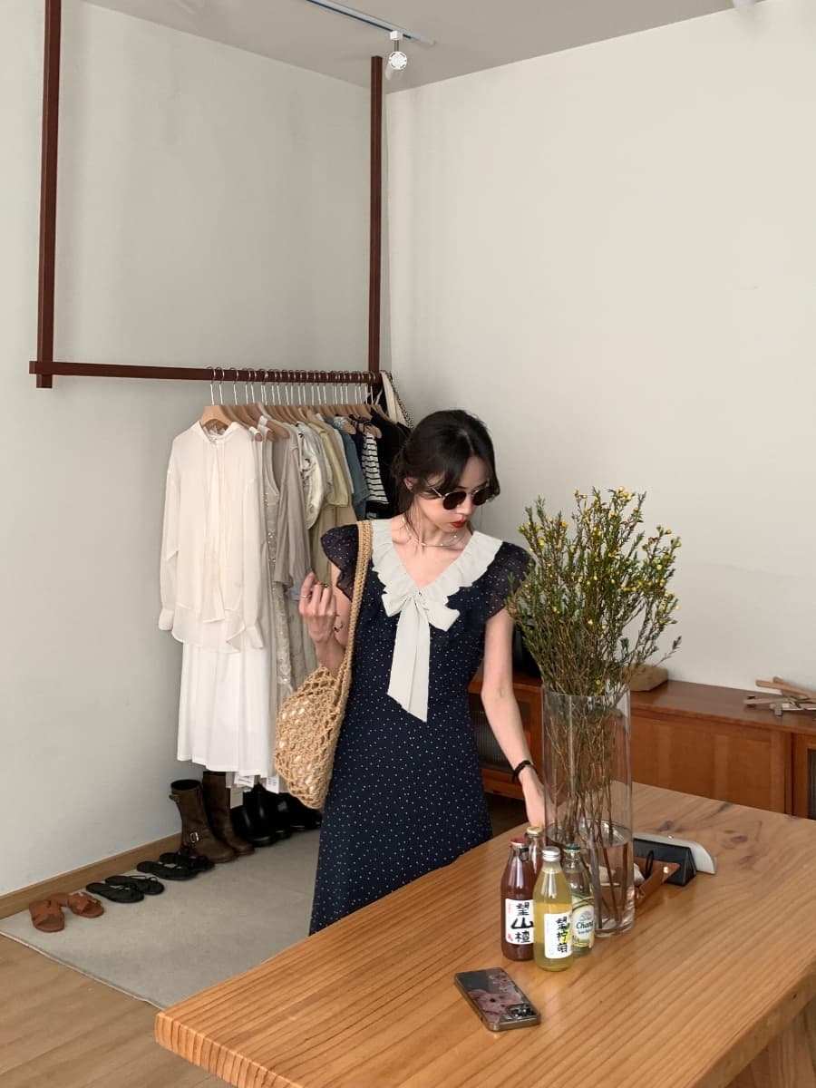 ネイビーコーデ クラシカルな上品さを纏う水玉柄セーラースカーフワンピース