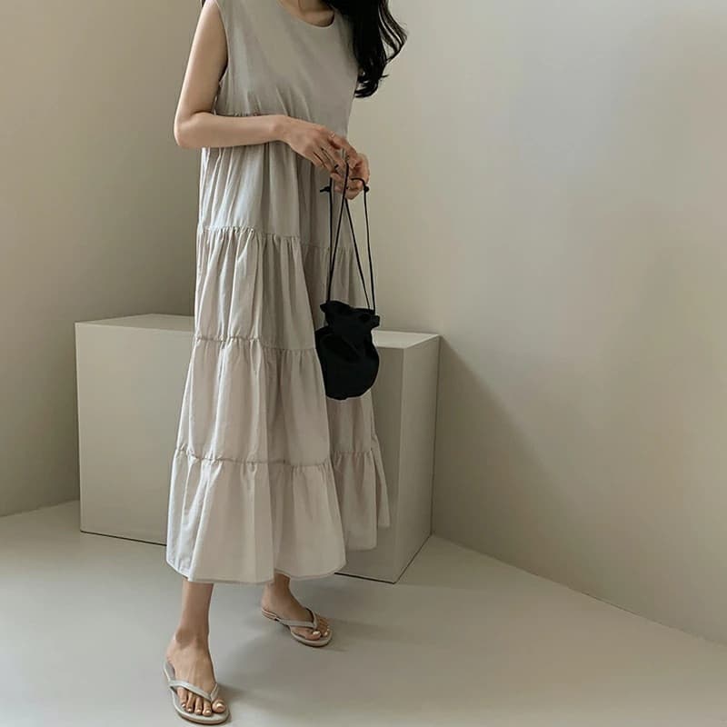 ネイビーコーデ ティアードマキシ丈ワンピース ノースリーブドレス