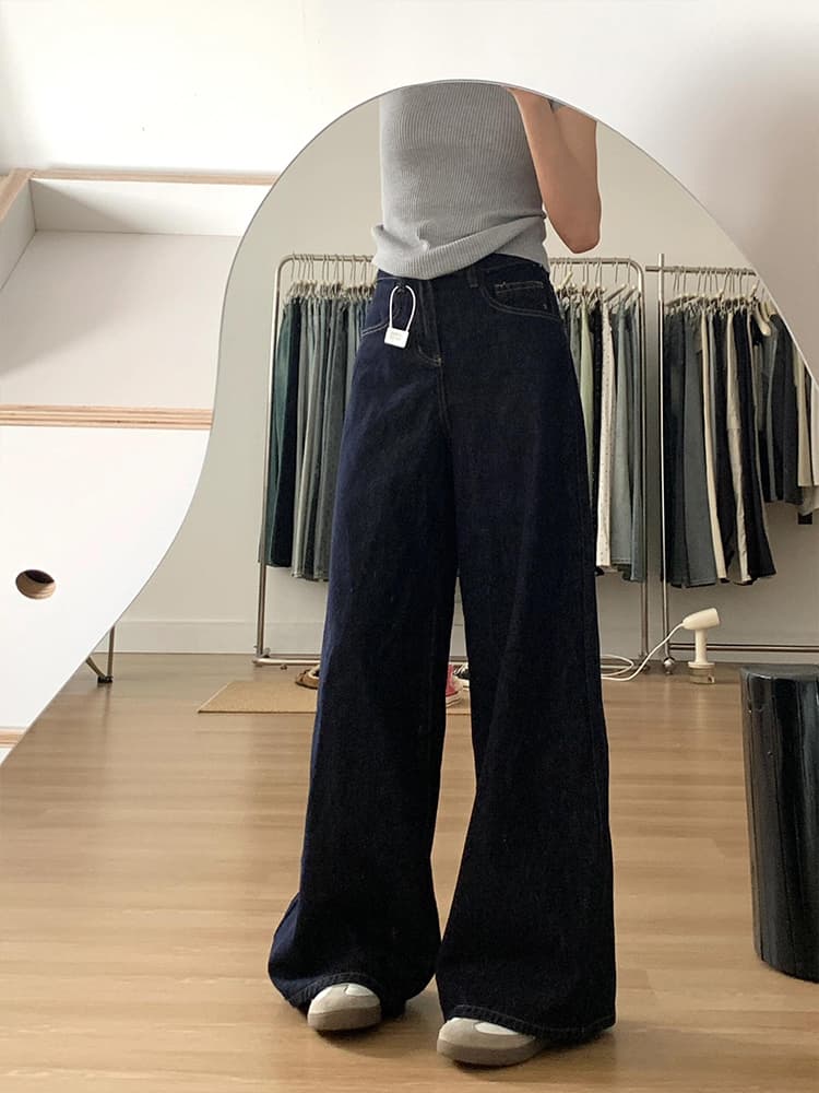 ネイビーコーデ ゆったりルーズデニムパンツ