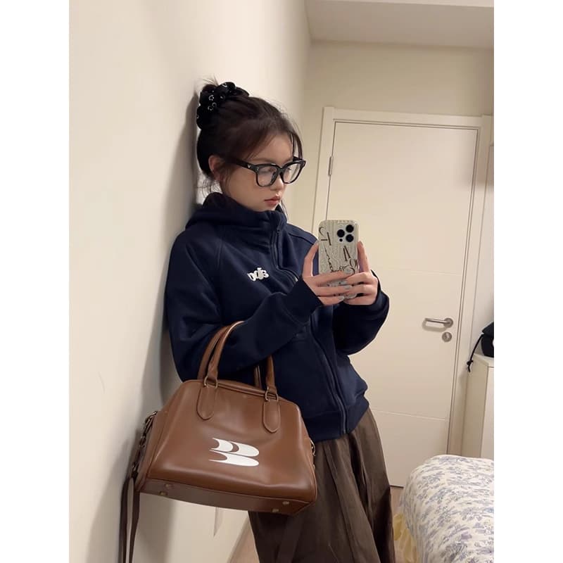 ネイビーコーデ ゆったりハイネックジップパーカー