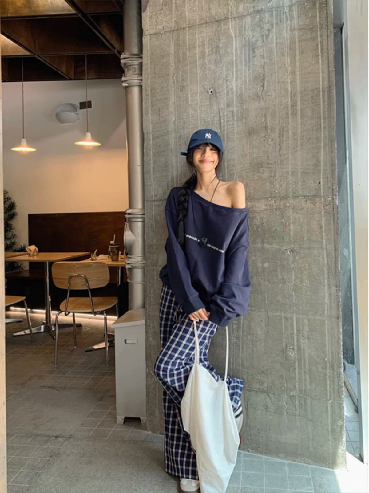 ネイビーコーデ 肩開きゆるだぼスウェット