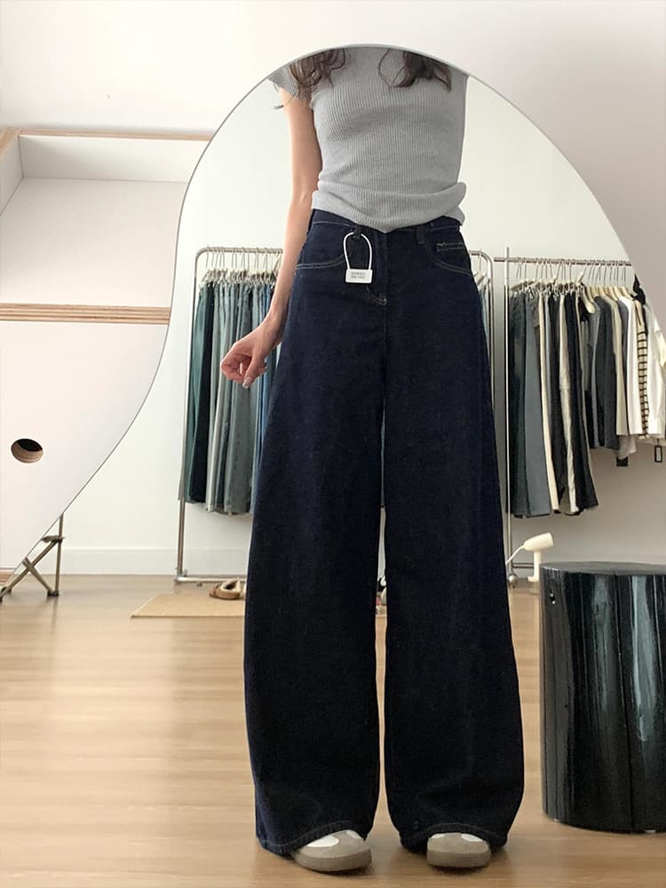 ネイビーコーデ ゆったりルーズデニムパンツ