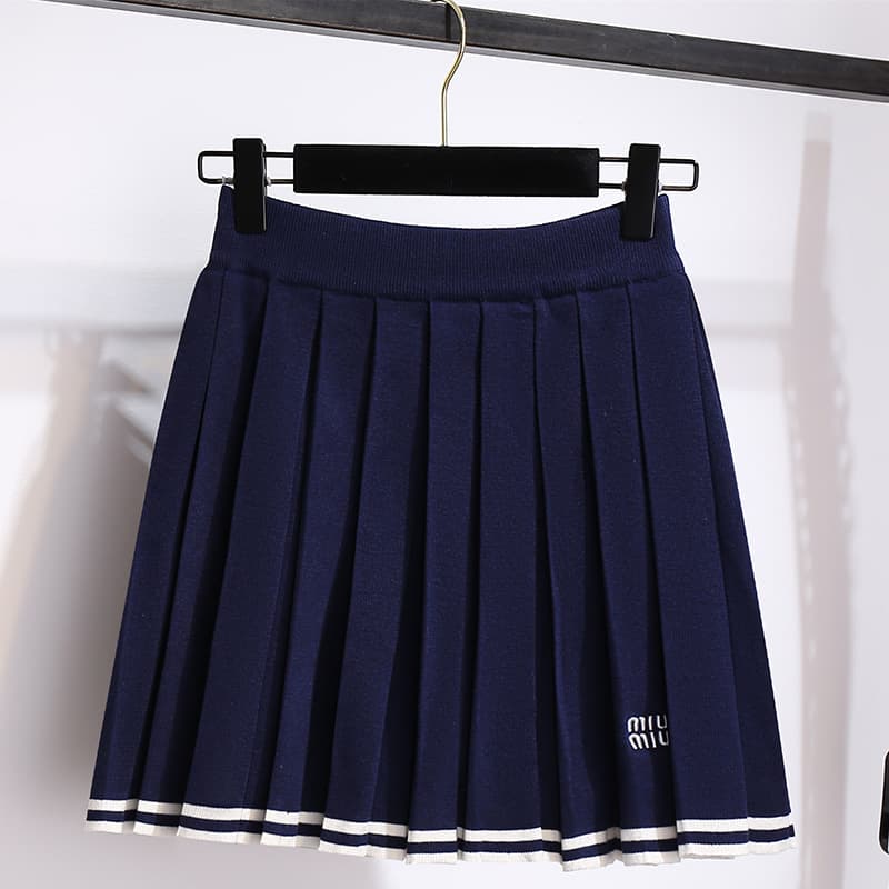 ネイビーコーデ プリーツ入り ミニスカート