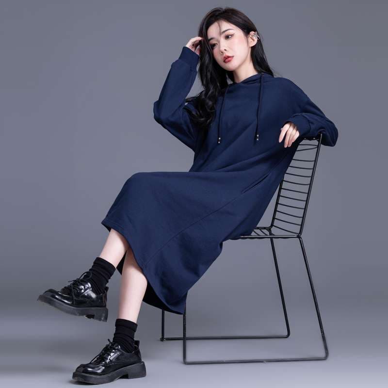ネイビーコーデ ゆったりフード付きロング丈ワンピース