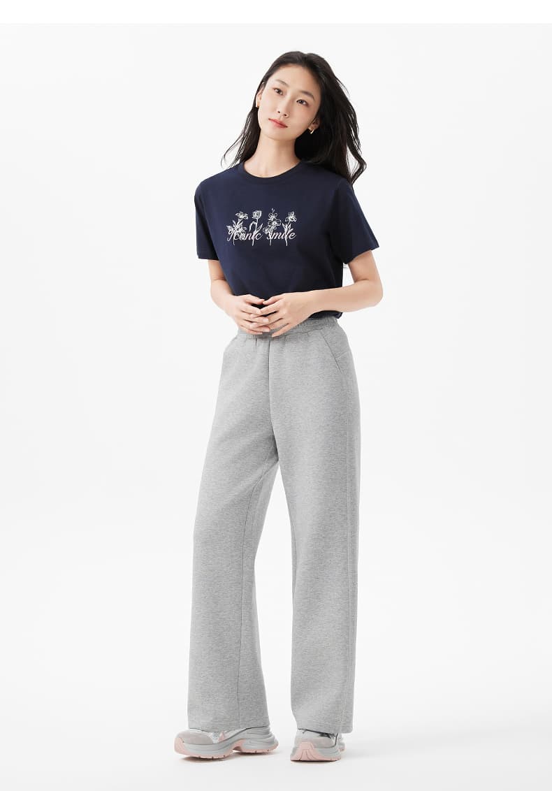 ネイビーコーデ 花柄刺繍入り綿素材半袖Tシャツ