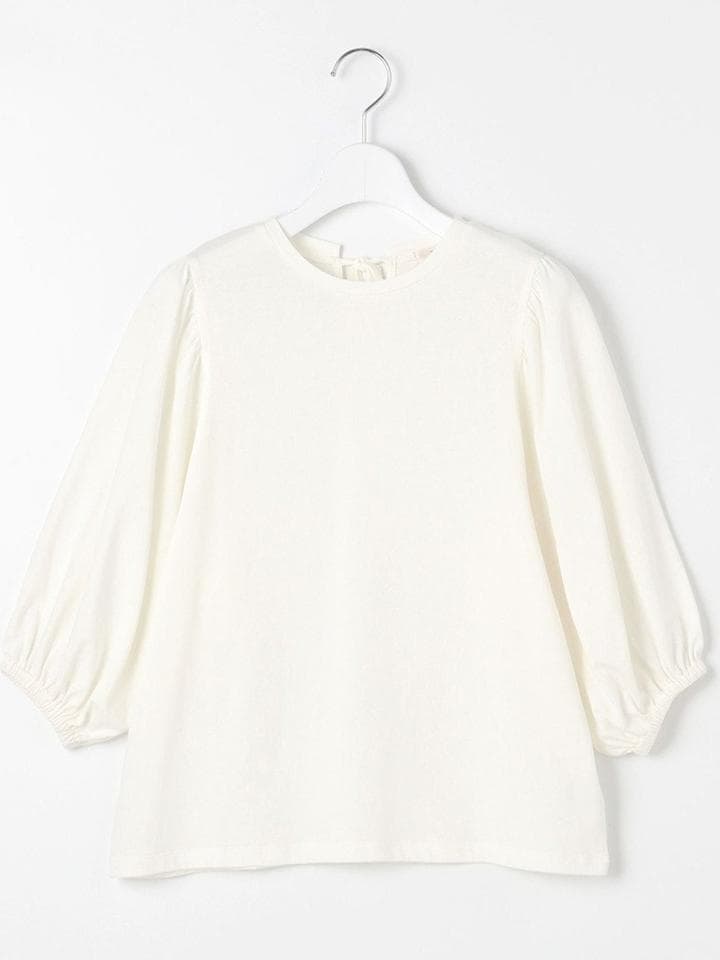 ネイビーコーデ ふんわりパフスリーブ袖のシンプルTシャツ