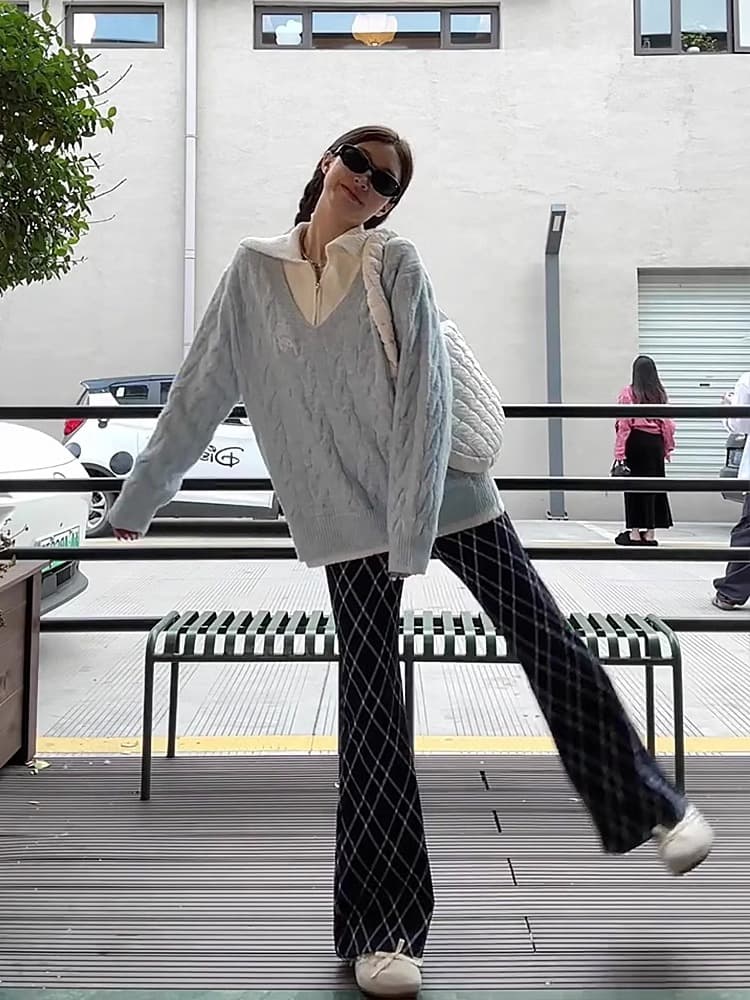 ネイビーコーデ ダイヤ柄フレアワイドパンツ