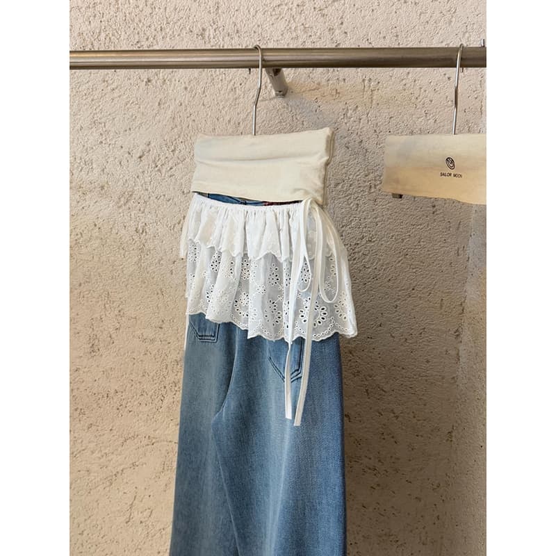 ネイビーコーデに合う 花刺繍つき重ね付け襟