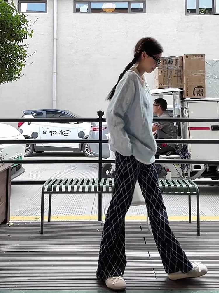 ネイビーコーデ ダイヤ柄フレアワイドパンツ