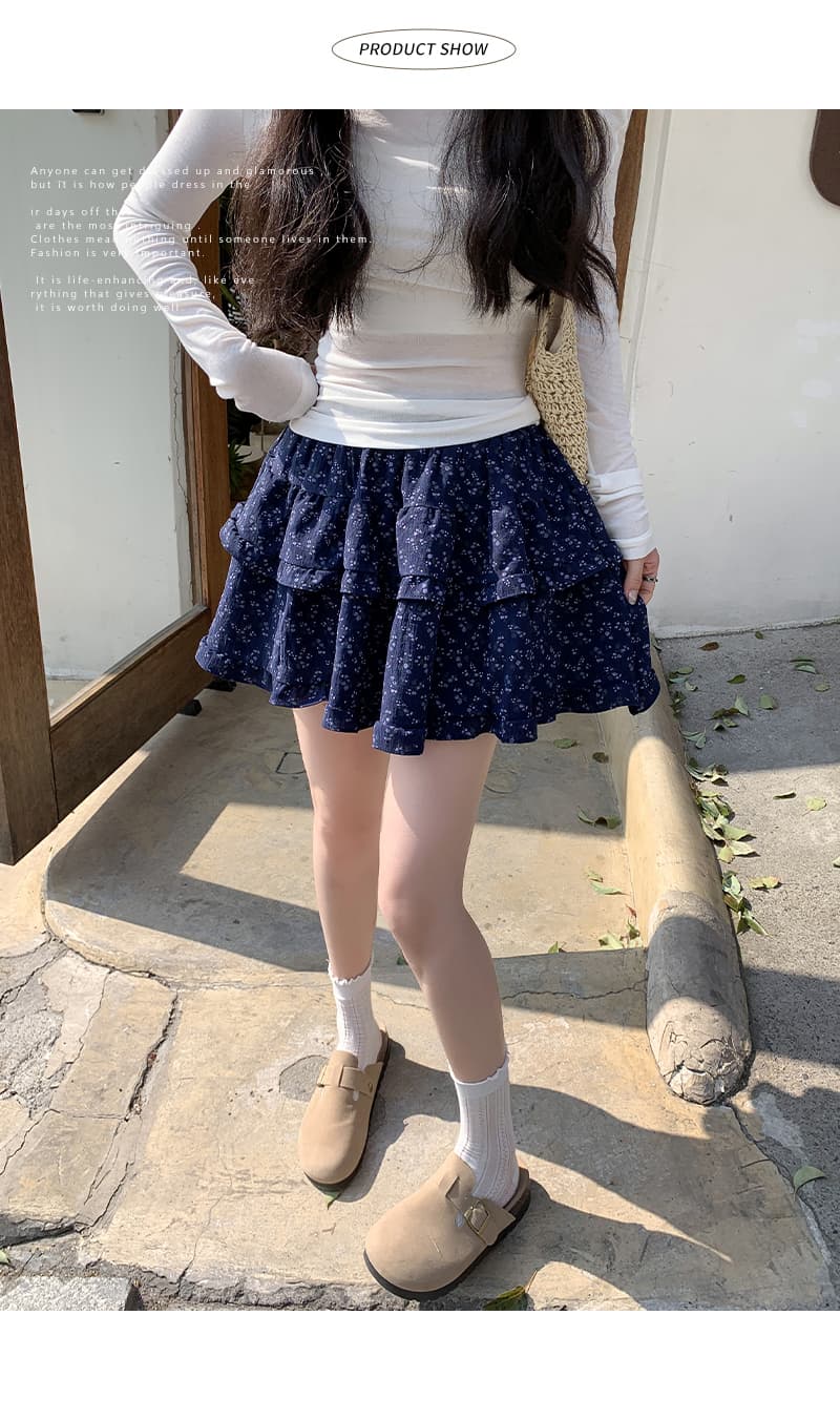 ネイビーコーデ 小花柄ティアードミニスカート