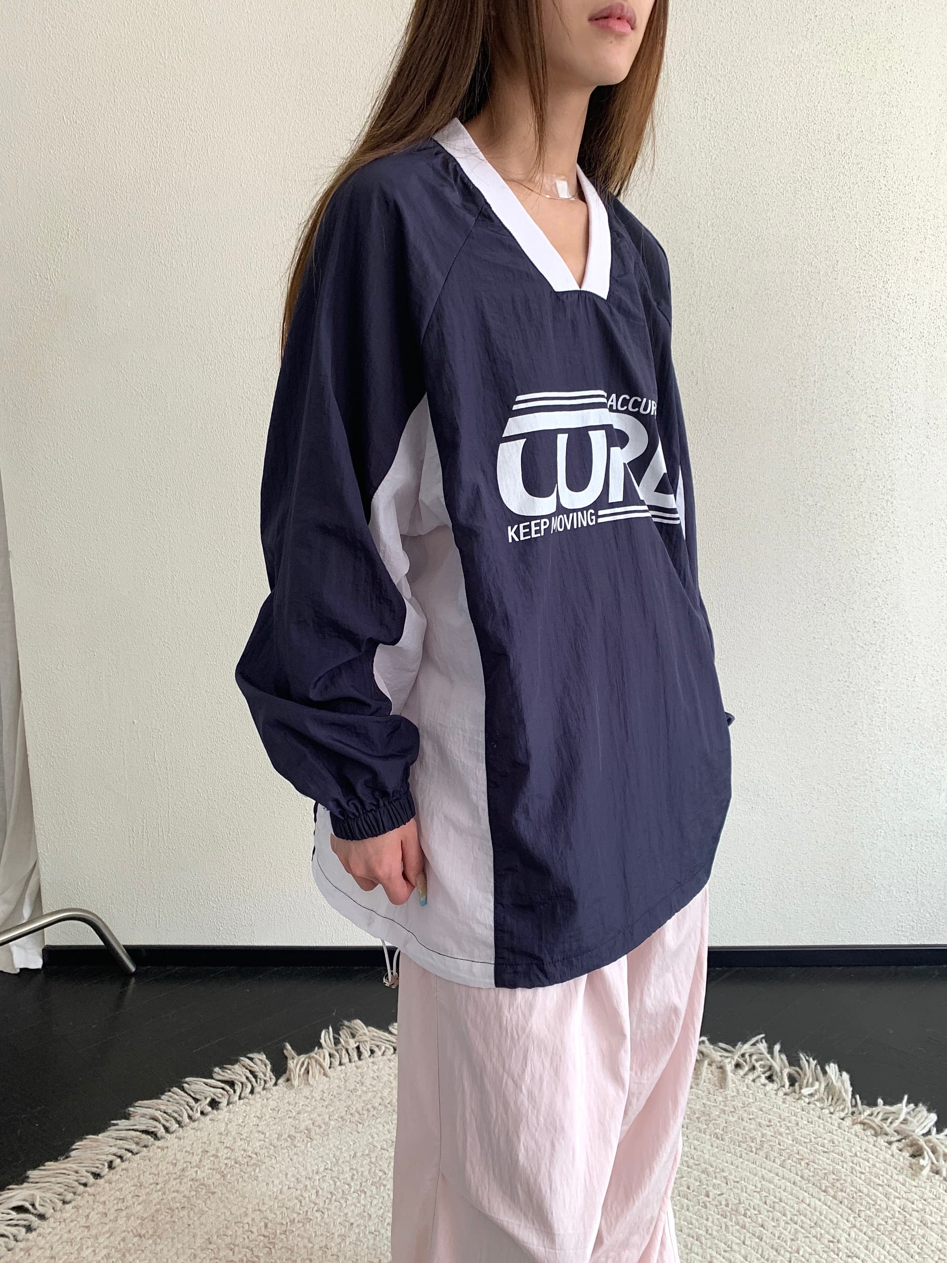 ネイビーコーデ スポーティ切替ゆったりプルオーバー