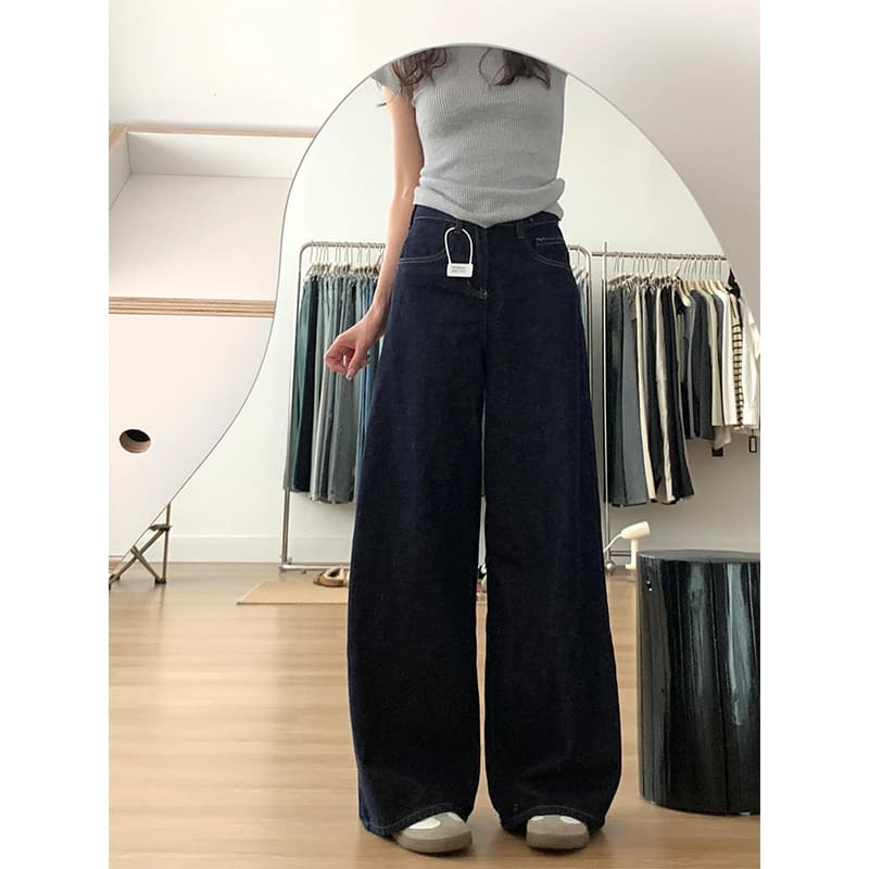 ネイビーコーデ ゆったりルーズデニムパンツ