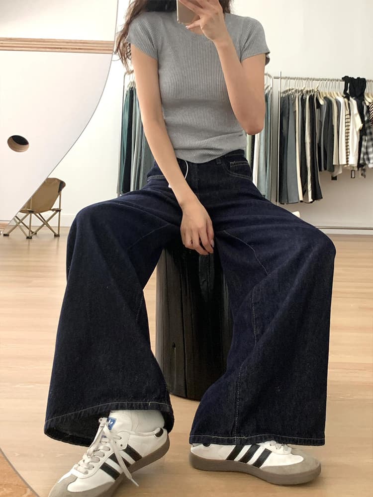 ネイビーコーデ ゆったりルーズデニムパンツ