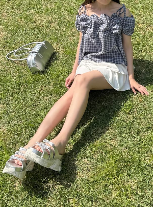 ネイビーコーデ 肩リボン格子柄ブラウス