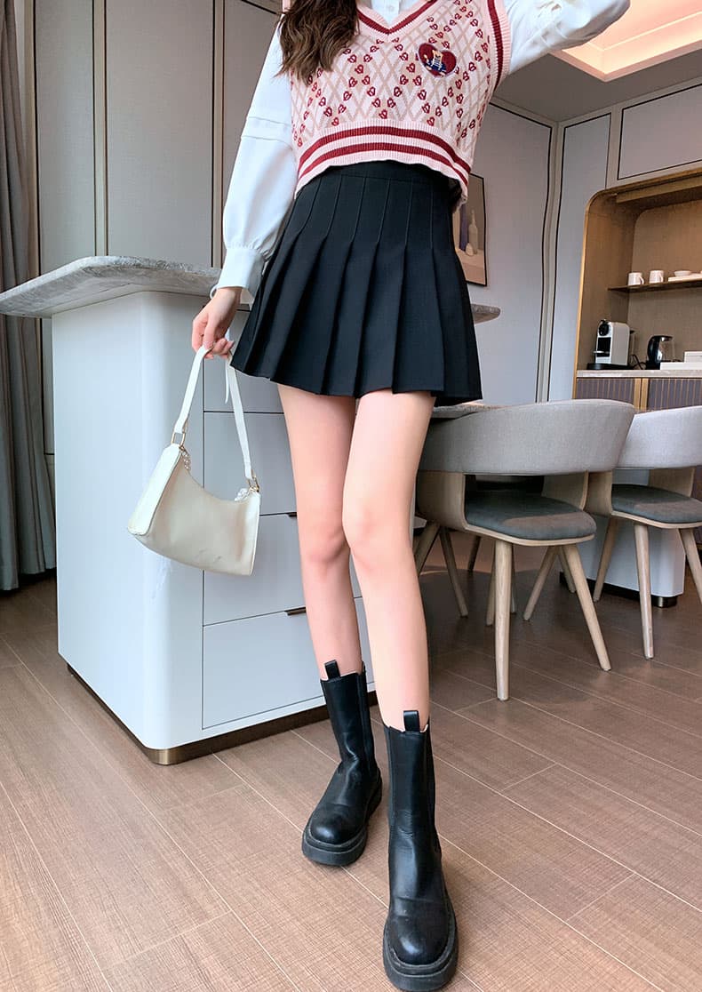 ネイビーコーデ プリーツデザイン ミモレ丈スカート
