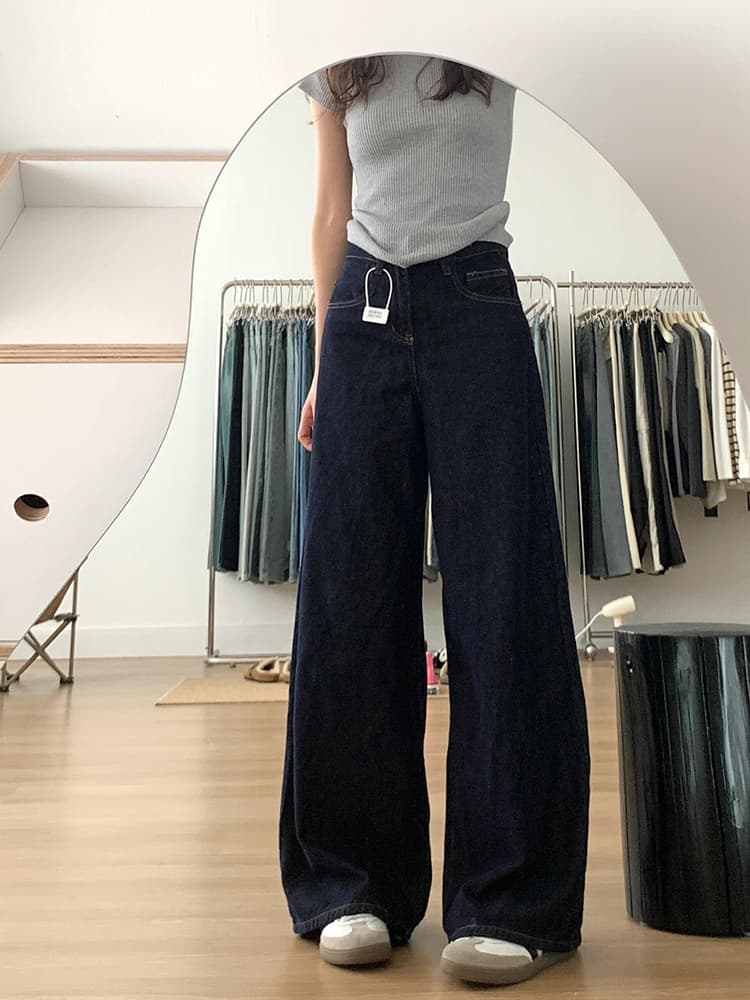 ネイビーコーデ ゆったりルーズデニムパンツ