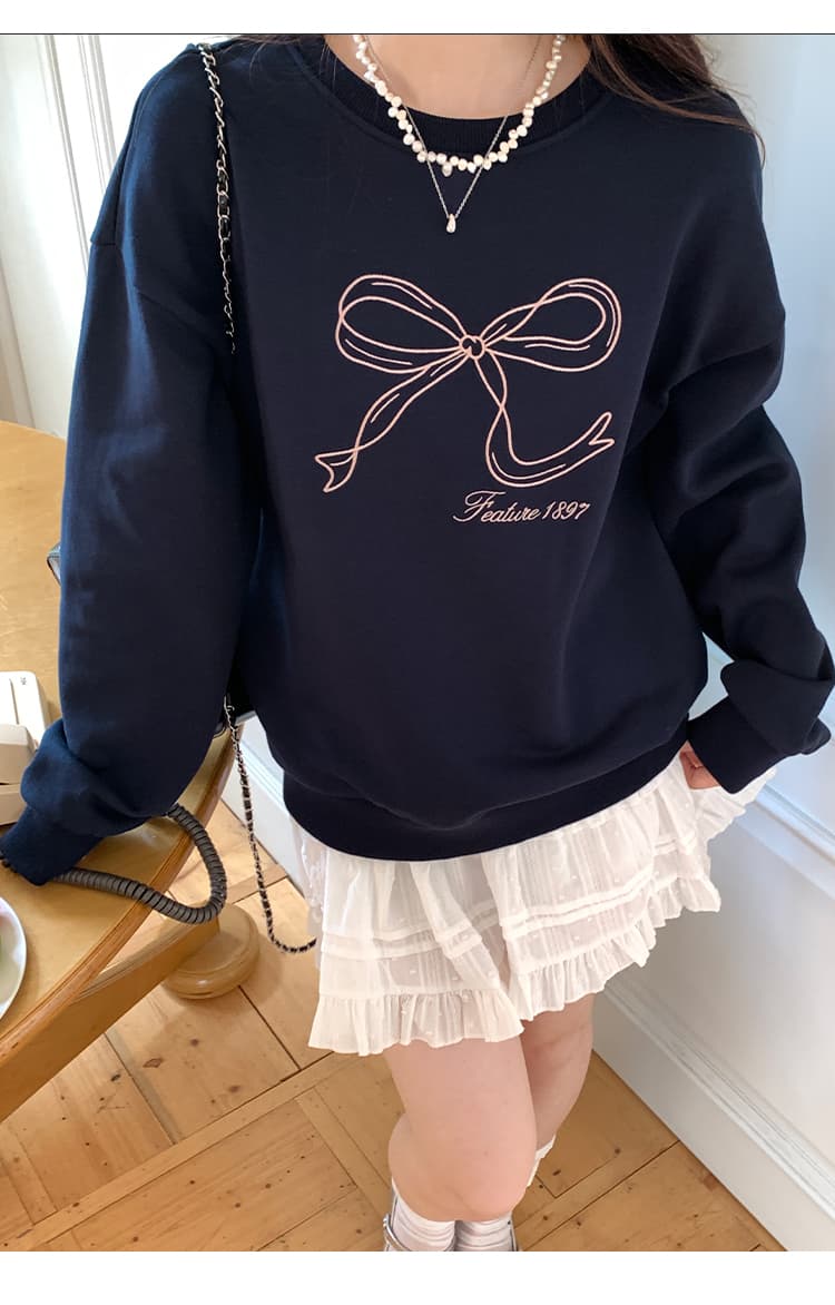 ネイビーコーデ リボン刺繍入りスウェット
