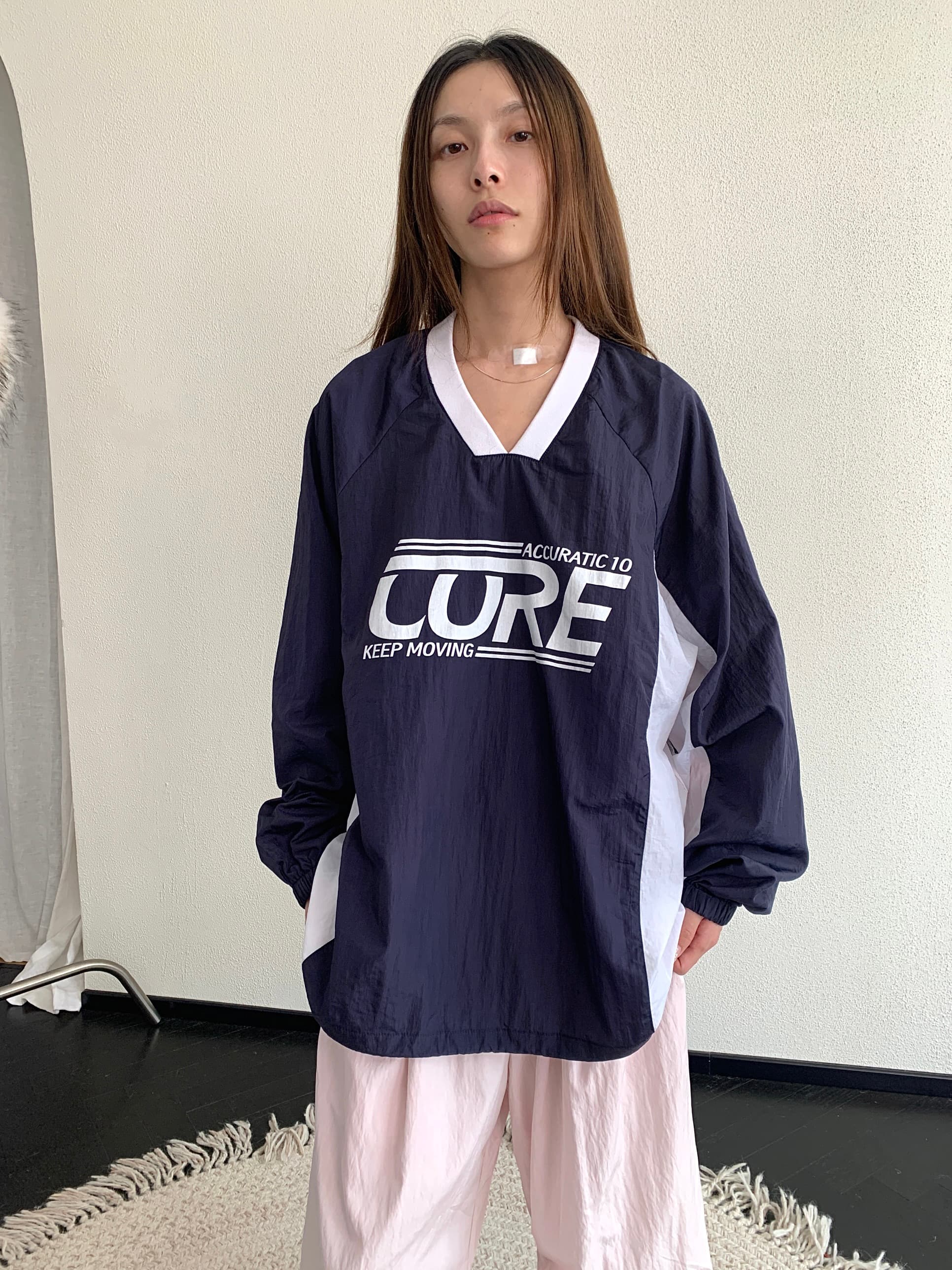 ネイビーコーデ スポーティ切替ゆったりプルオーバー